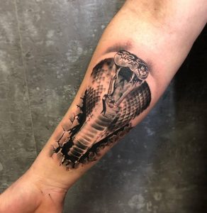 Tatuaż węża- Praca Kursanta Poznańskiej Szkoły Tatuażu